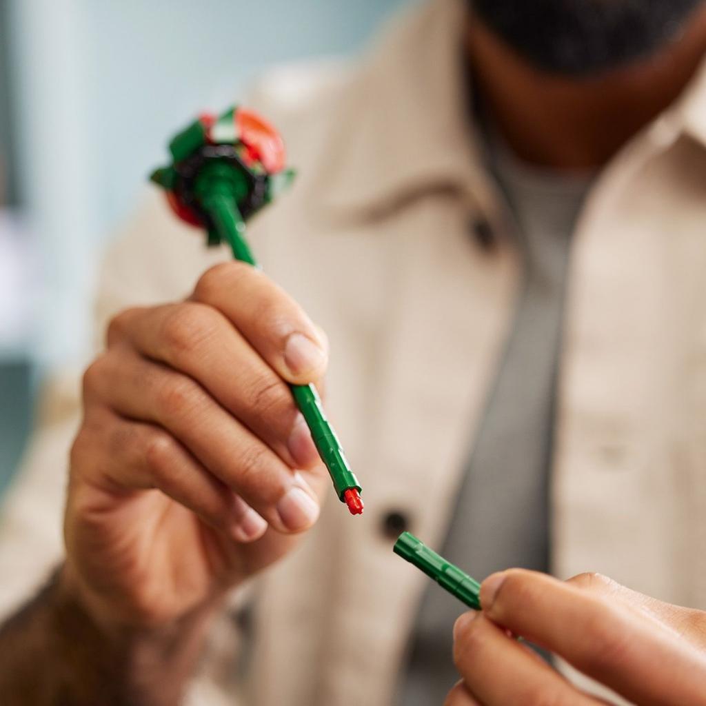 LEGO® Icons Gül Buketi 10328 - Yetişkinler için Dekoratif, Koleksiyonluk ve Sergilenebilir Yaratıcı Çiçek Model Yapım Seti (822 Parça)