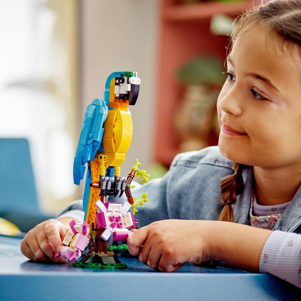 LEGO® Creator Egzotik Papağan 31136 - 7 Yaş ve Üzeri Çocuklar için Papağan, Balık ve Kurbağa Modelleri İçeren Yaratıcı Oyuncak Yapım Seti (253 Parça)
