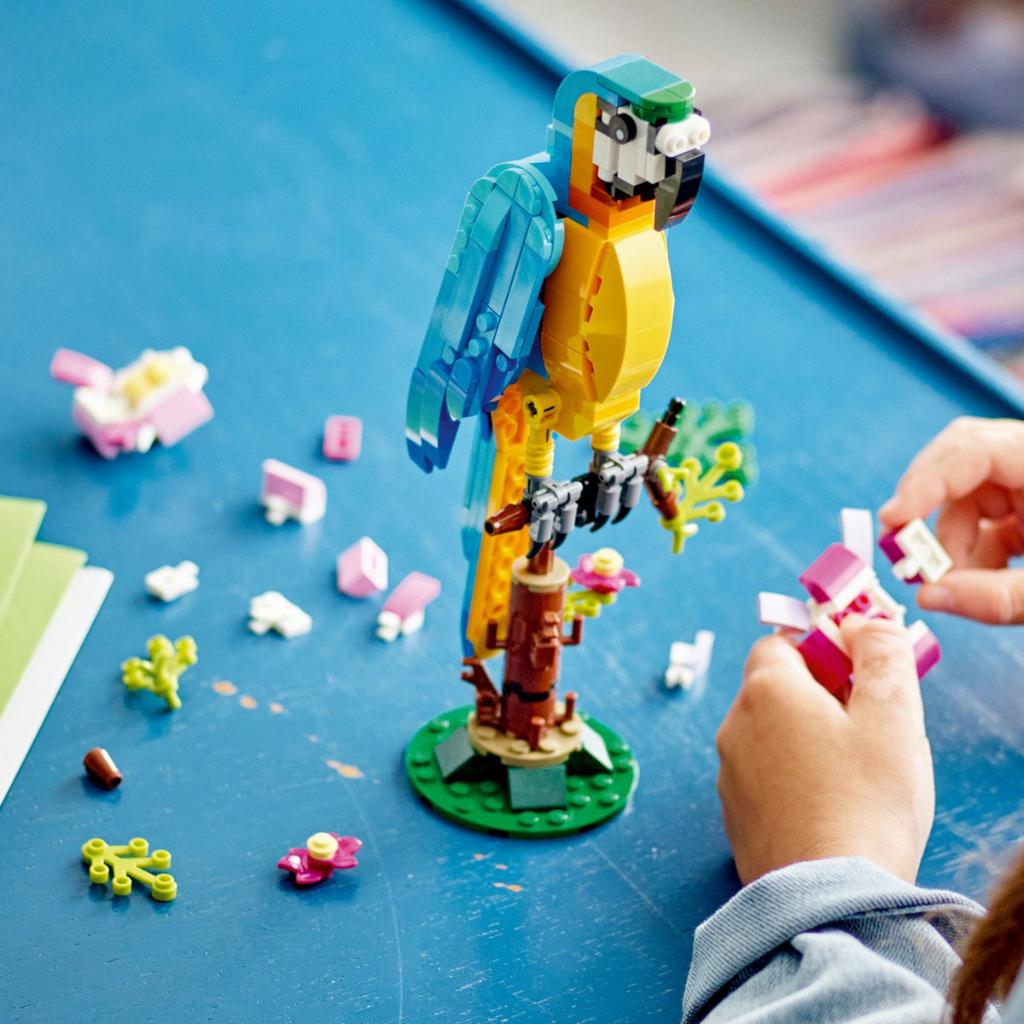 LEGO® Creator Egzotik Papağan 31136 - 7 Yaş ve Üzeri Çocuklar için Papağan, Balık ve Kurbağa Modelleri İçeren Yaratıcı Oyuncak Yapım Seti (253 Parça)